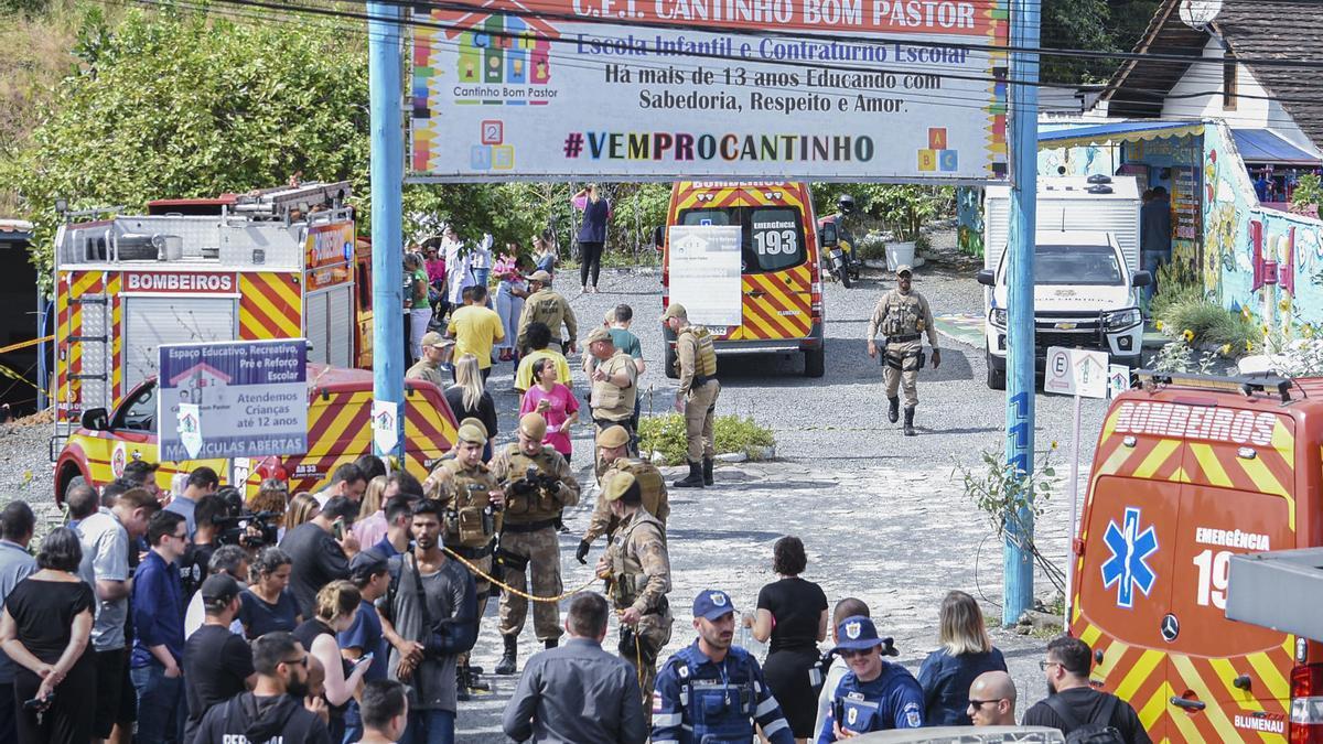 Bomberos y agentes de seguridad atienden un ataque con arma blanca hoy, en la entrada de la guardería Cantinho Bom Pastor hoy, en Blumenau (Brasil).