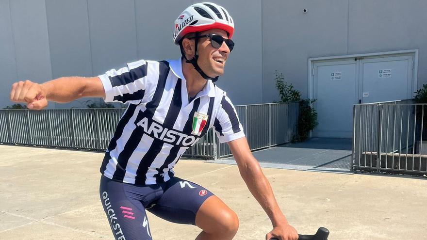 Mikel Landa, con una camiseta vintage de la Juventus, a la espera de la salida de la Vuelta.