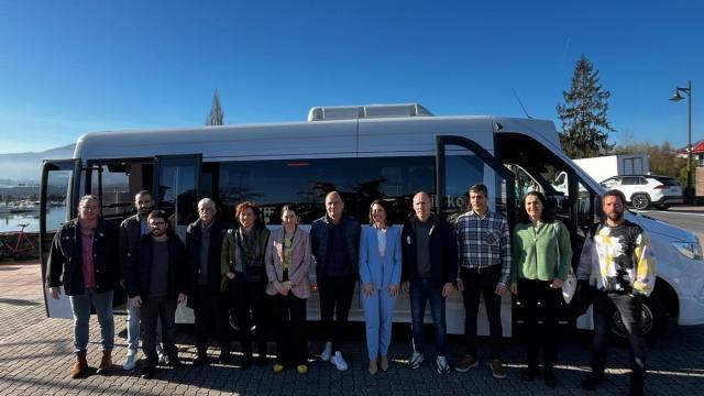 Foto del primer autobús urbano de Hondarribia, que se ha presentado este lunes.