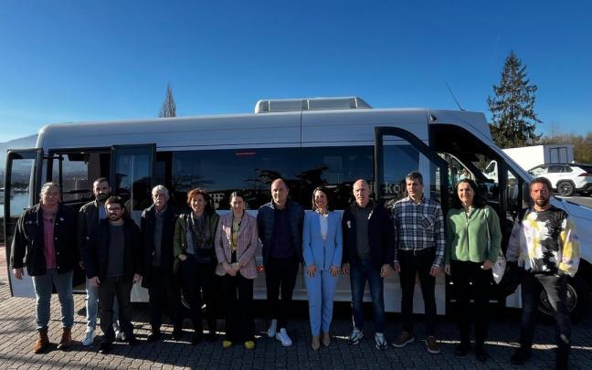 Foto del primer autobús urbano de Hondarribia, que se ha presentado este lunes.