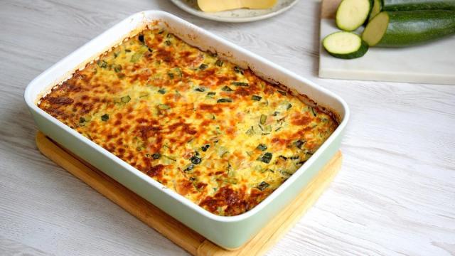 Pastel de calabacín recién horneado, una opción sencilla para aprovechar lo que queda en la nevera.