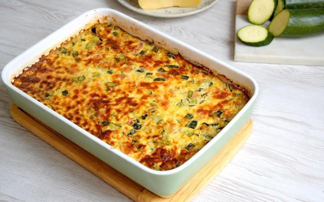 Pastel de calabacín recién horneado, una opción sencilla para aprovechar lo que queda en la nevera.