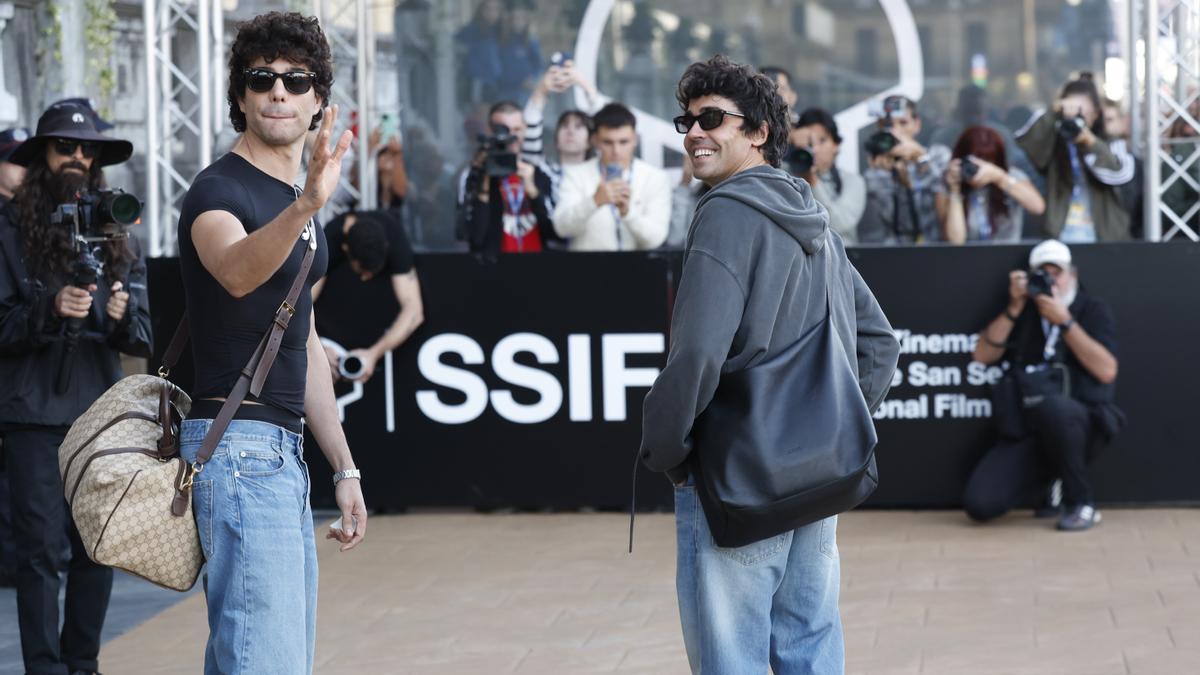 Javier Calvo (i), y Javier Ambrossi (d), 'Los Javis' atienden a sus admiradores durante su participación en la 74 edición del Festival Internacional de Cine de San Sebastián donde presentan su película 'La bola negra'. EFE/Juan Herrero.