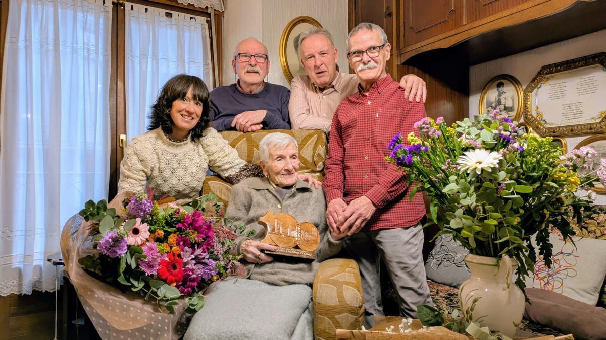 Josefa Lazkano, acompañada por sus familiares y la concejala Leire Goenaga.