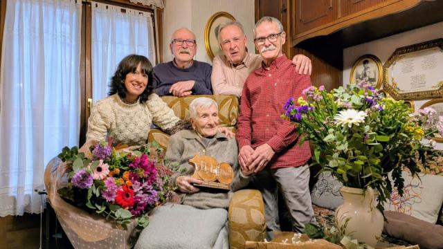 Josefa Lazkano, acompañada por sus familiares y la concejala Leire Goenaga.