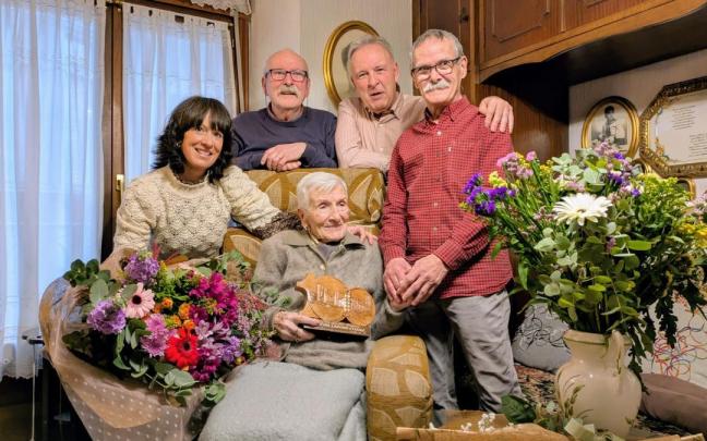 Josefa Lazkano, acompañada por sus familiares y la concejala Leire Goenaga.