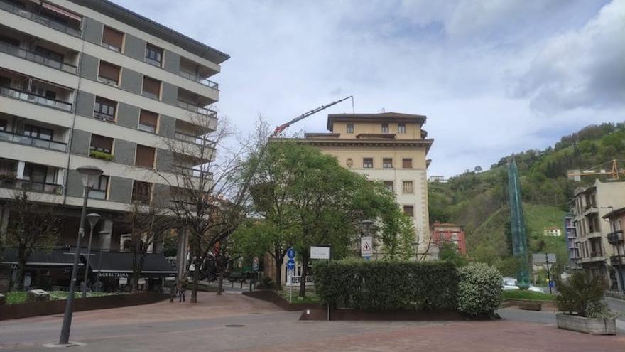 La casa Areizaga de Urretxu, desde la plaza Areizaga-Kalebarren.