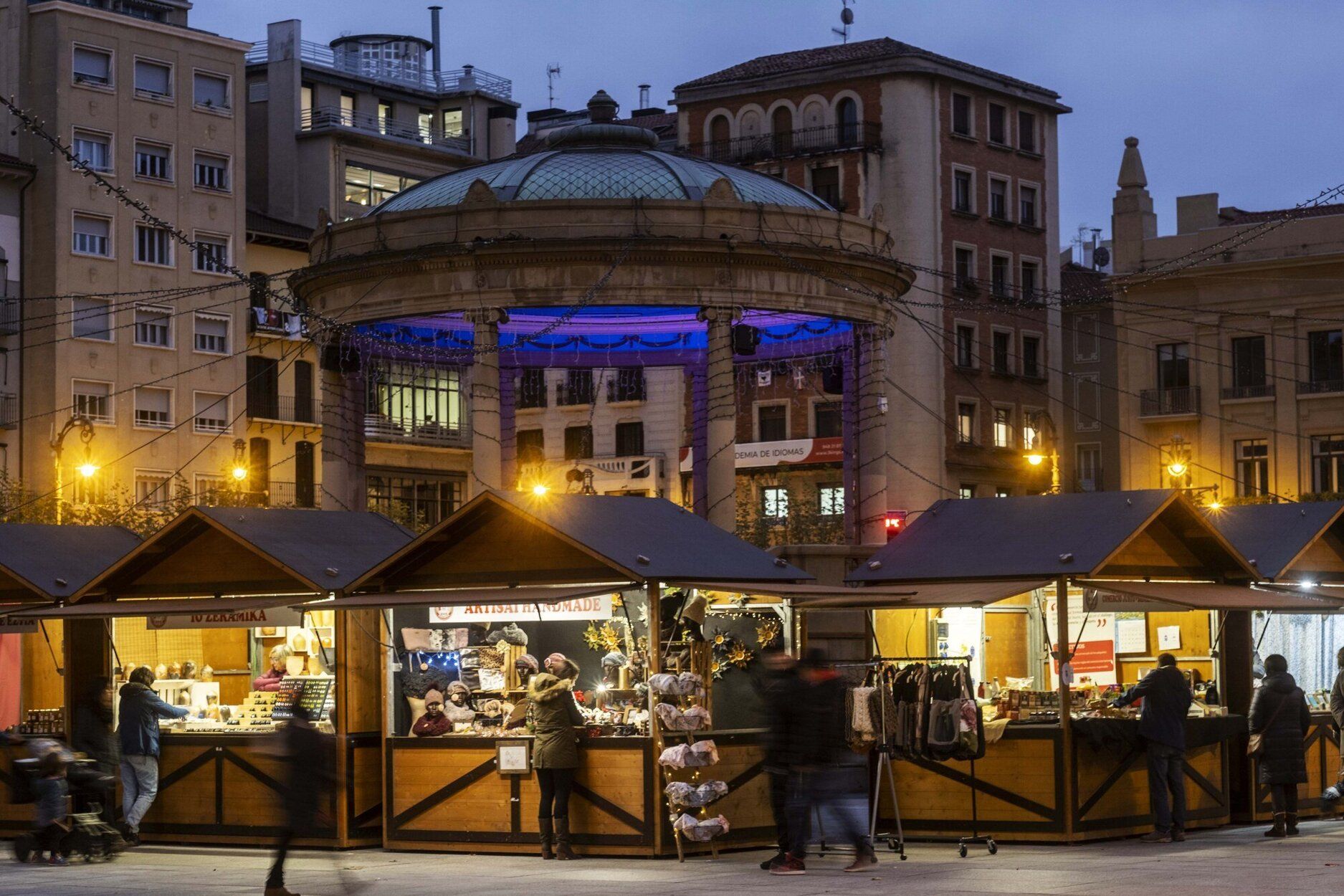 Feria de Navidad en la plaza del Castillo de Pamplona.