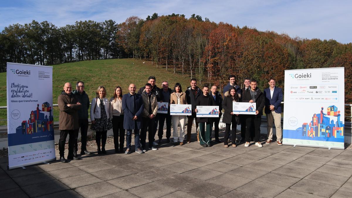 Representantes de las empresas ganadoras y responsables de Goieki.