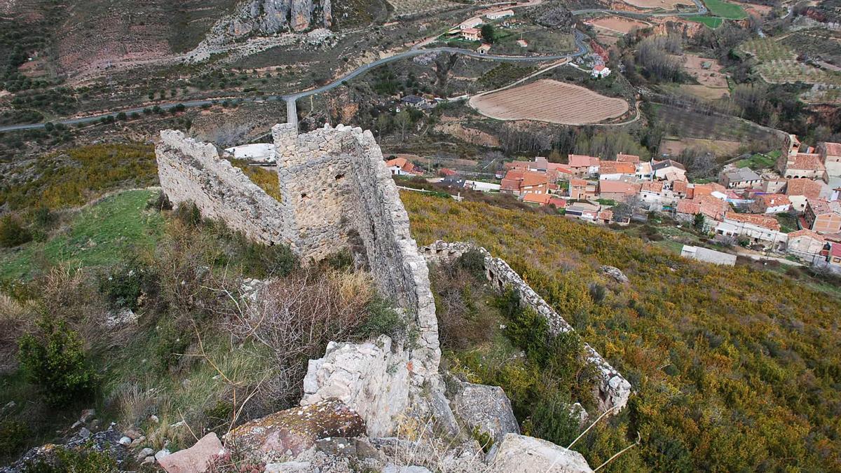 Parte de los muros del castilo desde el que se vigilaba y protegía el valle.