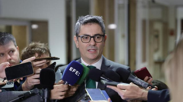 Bolaños atiende a los medios a su llegada a la comisión de Justicia del Congreso. / EFE Bolaños atiende a los medios a su llegada a la comisión de Justicia del Congreso.