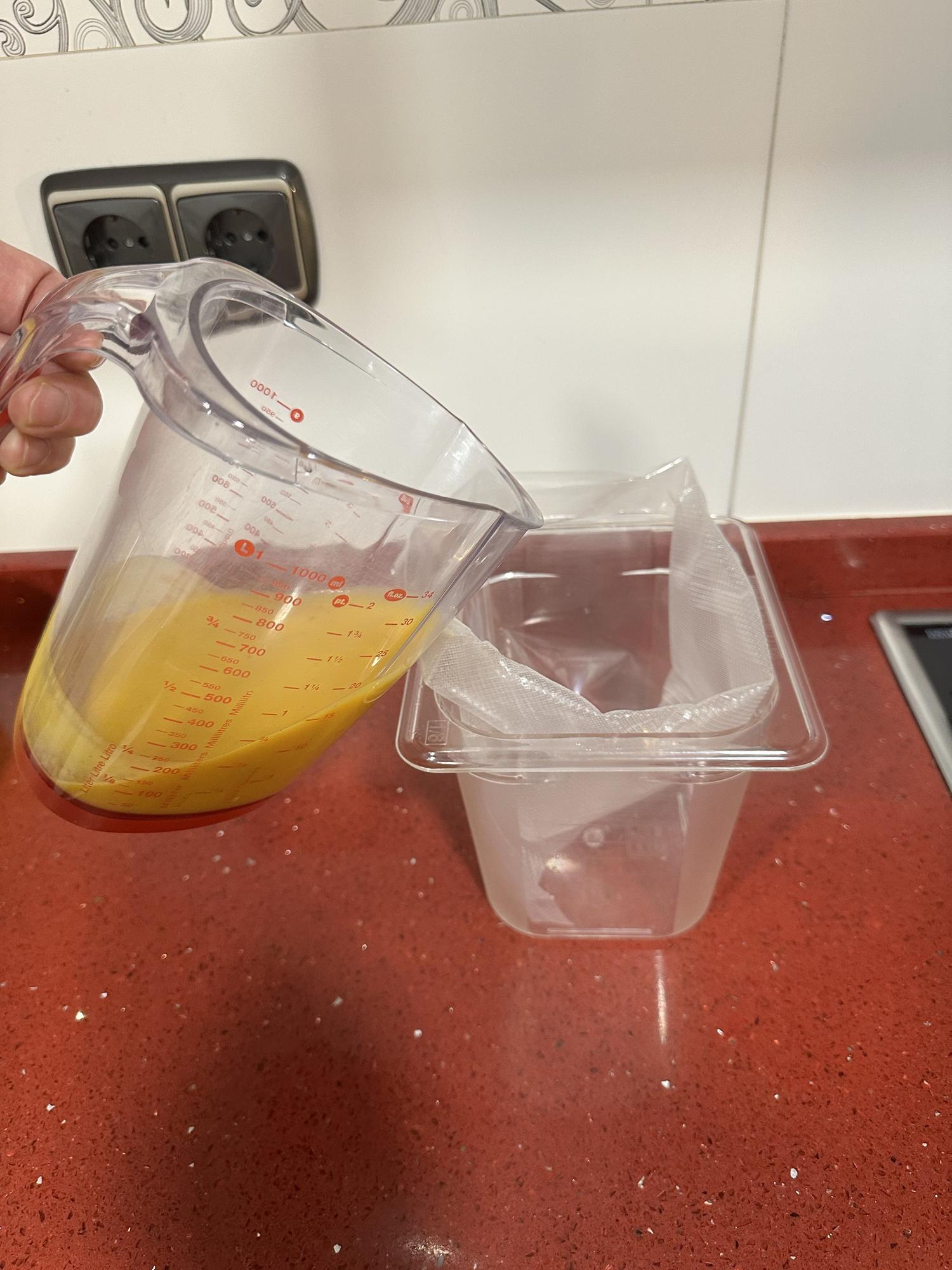 Una jarra es muy útil para echar las cremas con precisión.