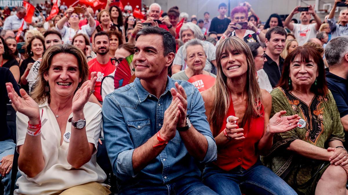 Pedro Sánchez, y su mujer, Begoña Gómez, durante el acto de cierre de campaña del PSOE en 2023.