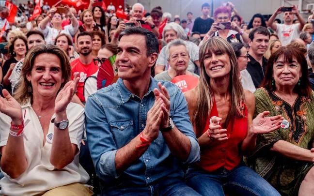 Pedro Sánchez, y su mujer, Begoña Gómez, durante el acto de cierre de campaña del PSOE en 2023.