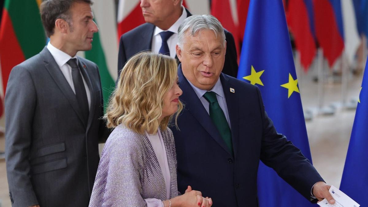 Giorgia Meloni charla con Viktor Orbán a su llegada a la cumbre en presencia de Macron.