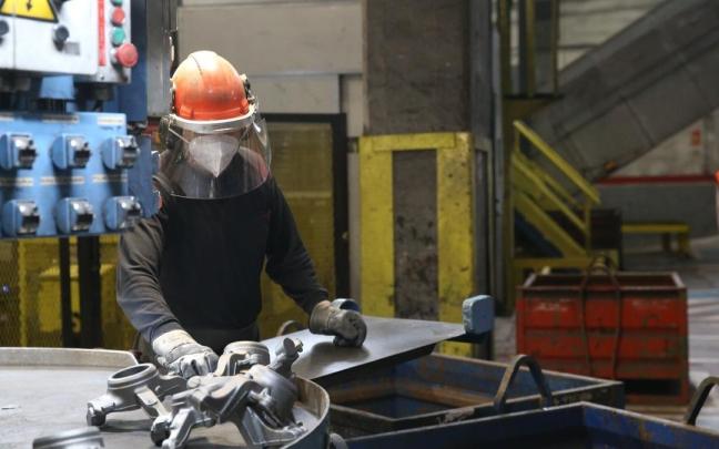 La industria es el sector que concentra el mayor nivel de absentismo. / EP La industria es el sector que concentra el mayor nivel de absentismo.