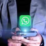 Un usuario maneja la app WhatsApp | Freepik