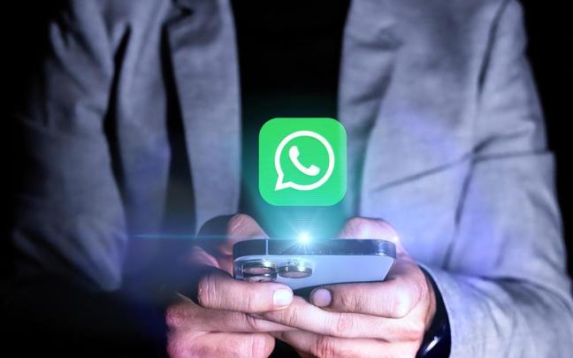 Un usuario maneja la app WhatsApp | Freepik