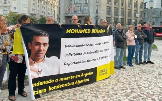 Concentración frente a la Delegación de Gobierno en Bilbao por Benhalima. Concentración frente a la Delegación de Gobierno en Bilbao por Benhalima.