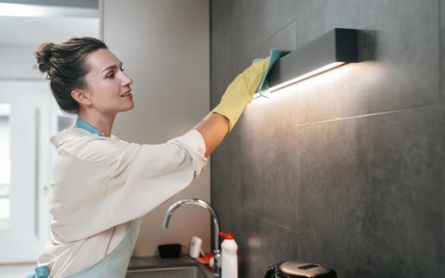 Mujer limpiando la cocina. Mujer limpiando la cocina.