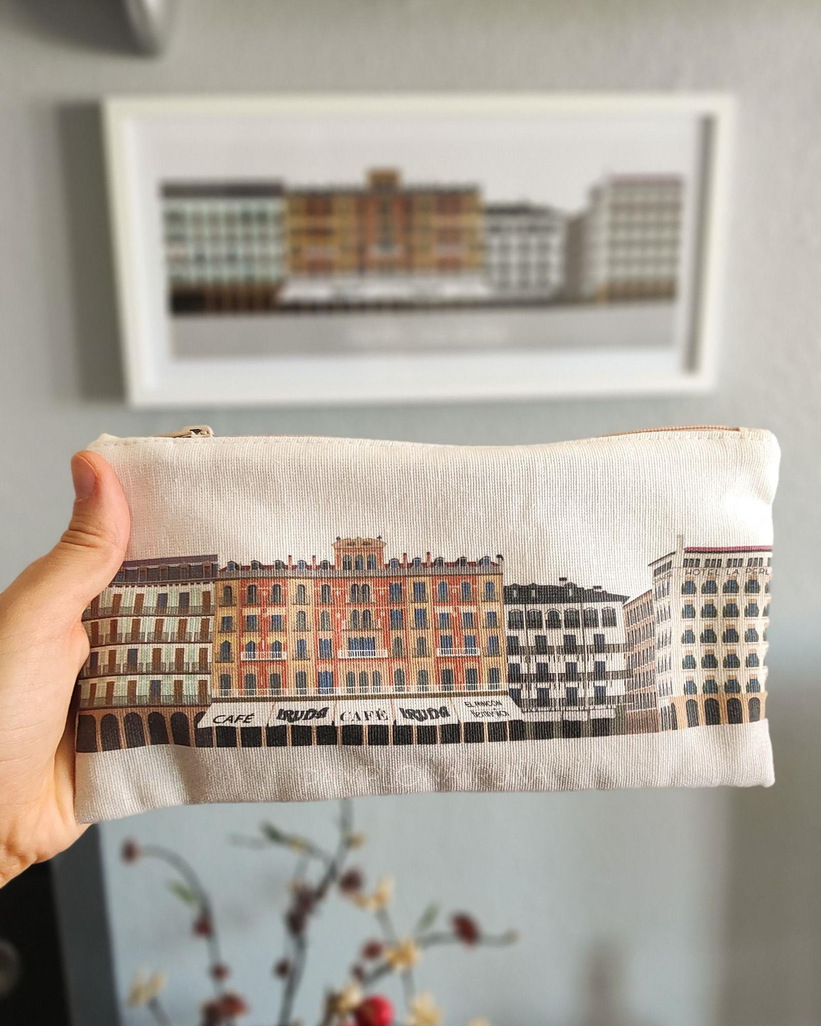 Lámina y estuche con la panorámica de la Plaza del Castillo.