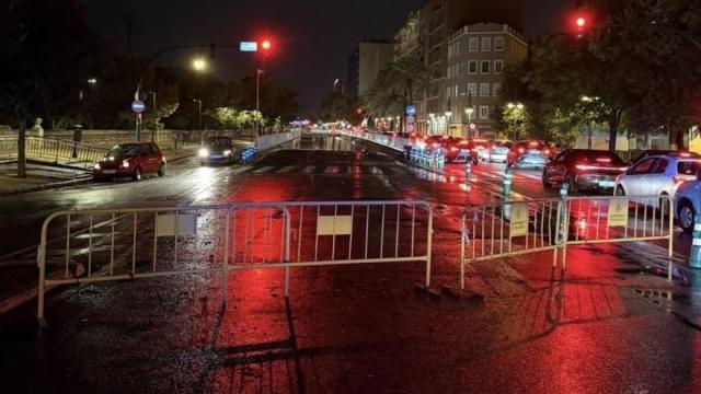 Túnel de València cerrado al tráfico por lluvias.