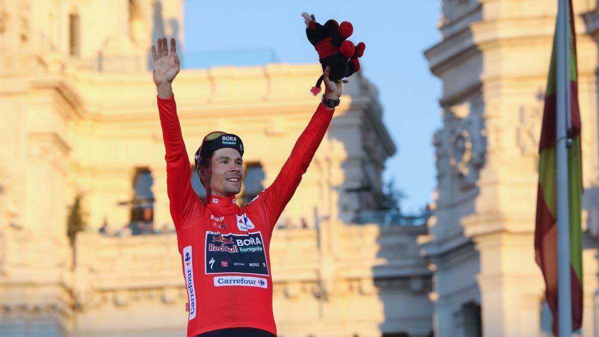 Primoz Roglic festeja la victoria final de la Vuelta en 2024.
