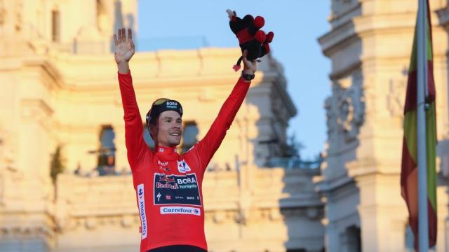 Primoz Roglic festeja la victoria final de la Vuelta en 2024.
