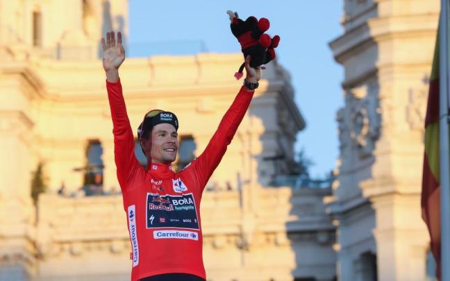 Primoz Roglic festeja la victoria final de la Vuelta en 2024.