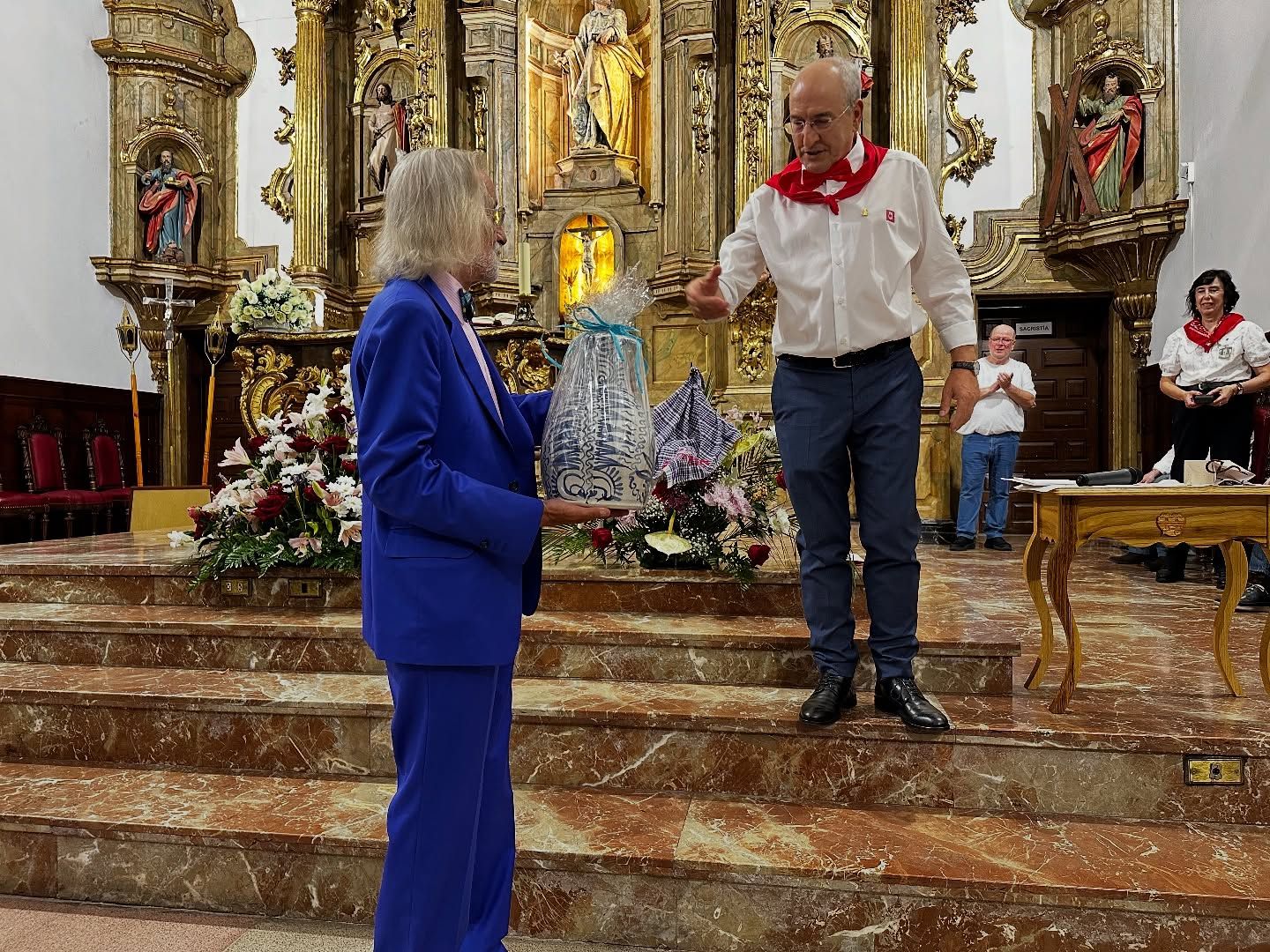 Castillo haciendo entrega de la jarra de honor de la Cofradía San Roque a la empresa Envases Metalúrgicos de Álava
