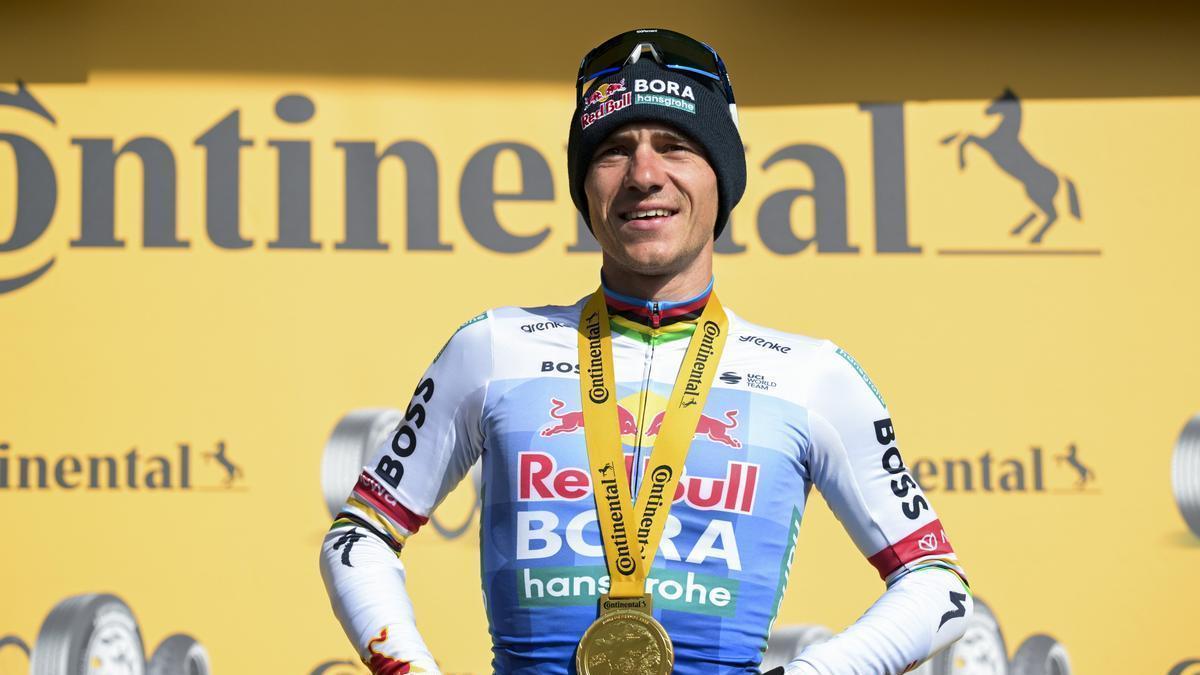 Remco Evenepoel, en el podio, tras su victoria del domingo.