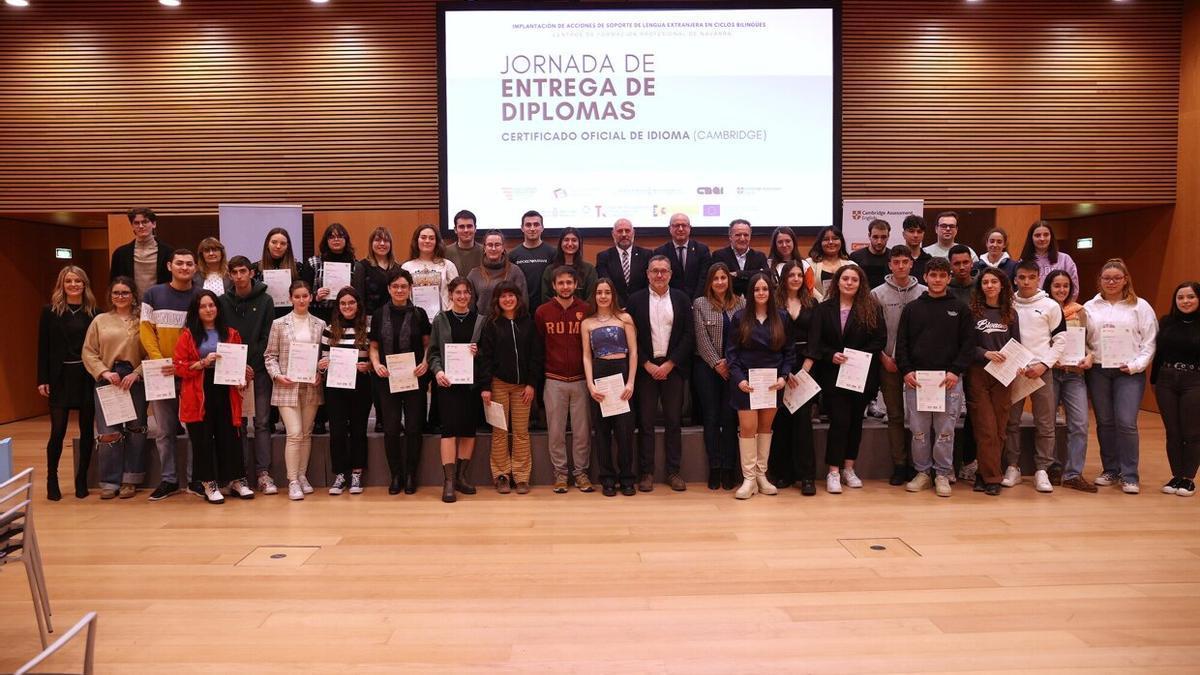 Estudiantes y profesores posan con sus diplomas