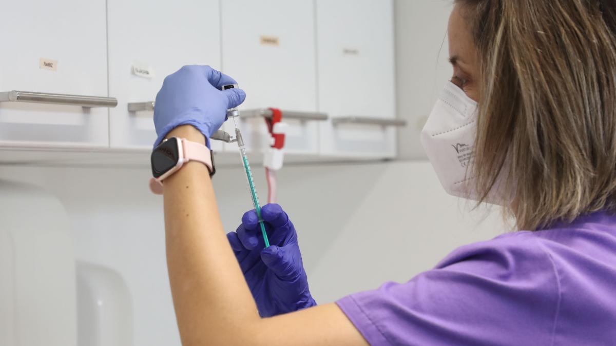 Una enfermera prepara una dosis de vacuna. Foto: Gobierno de Navarra
