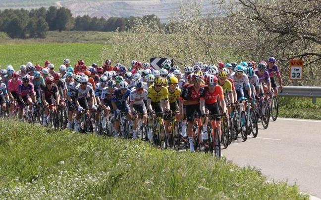 El pelotón rueda durante la etapa navarra de la pasada Itzulia que unió Iruñea y Lodosa.