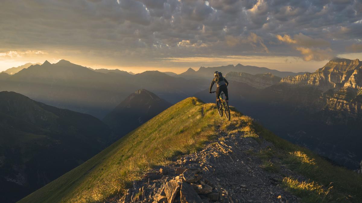 Impresionante imagen del Comodoto con el ciclista atxabaltarra Markel Uriarte.