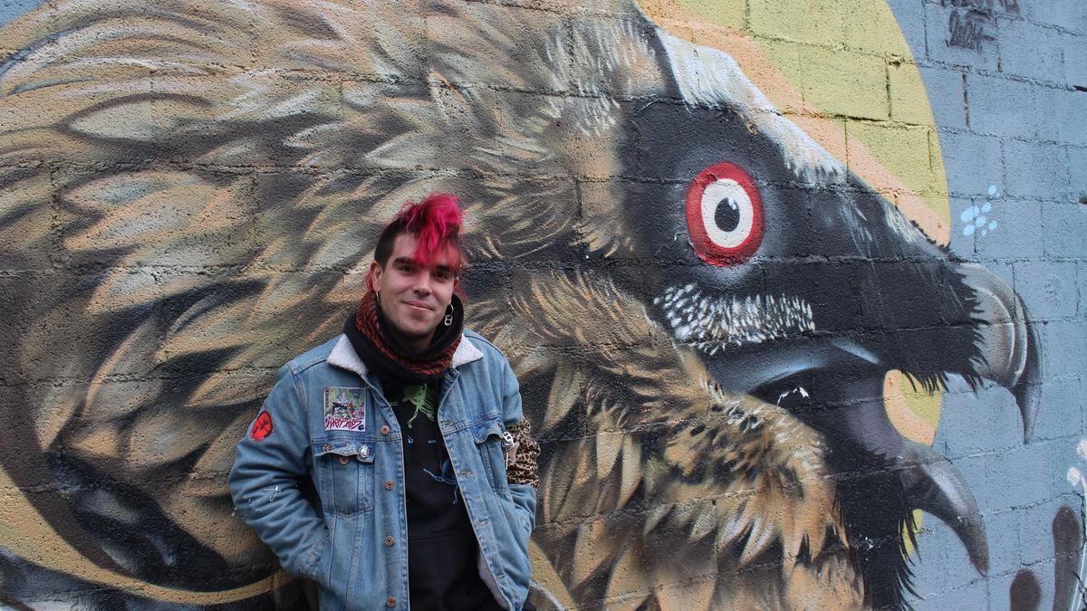 Iban Urreta, Mutiko Kristal en su faceta artística, junto al mural que firma en la pared del antiguo convento de Aretxabaleta, del lado del río.