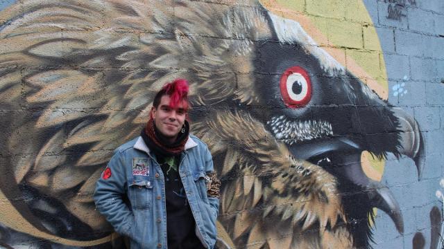 Iban Urreta, Mutiko Kristal en su faceta artística, junto al mural que firma en la pared del antiguo convento de Aretxabaleta, del lado del río.