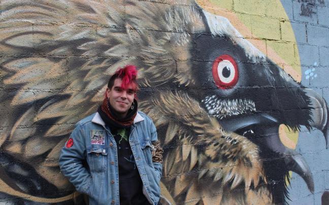 Iban Urreta, Mutiko Kristal en su faceta artística, junto al mural que firma en la pared del antiguo convento de Aretxabaleta, del lado del río.