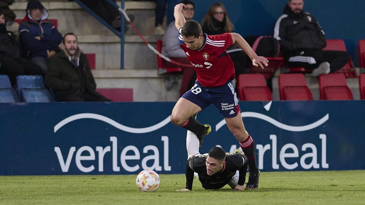 Asier Osambela lucha un balón en el partido ante el Logroñés