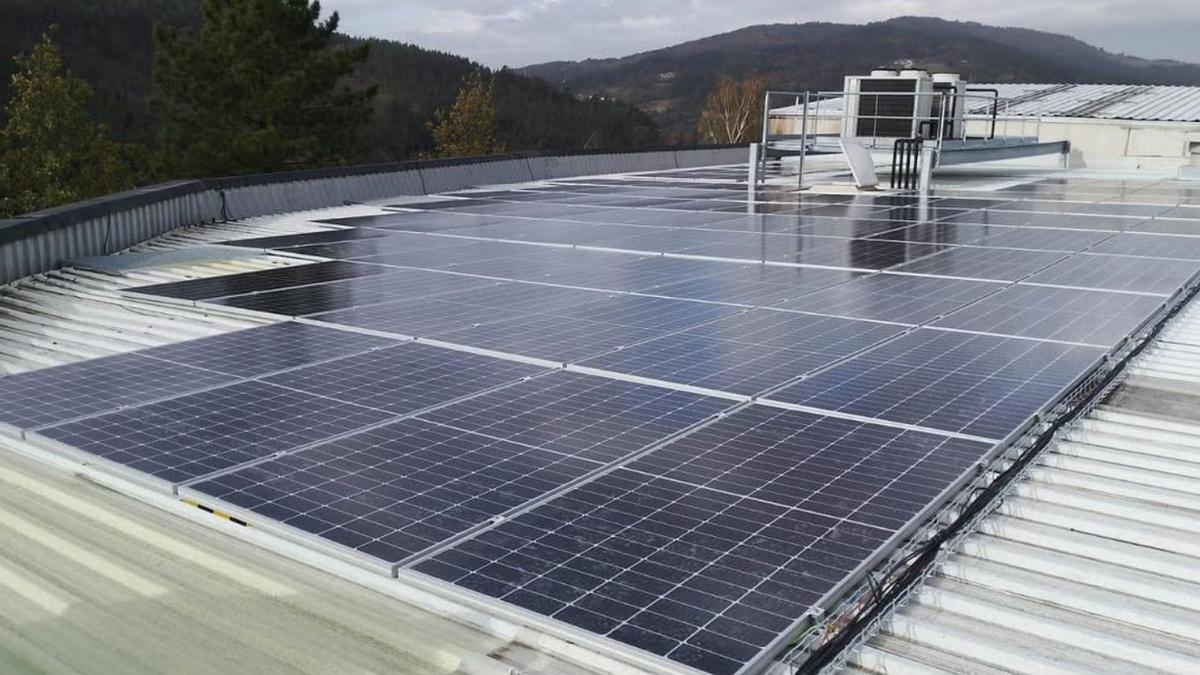 Placas solares en un tejado. / Archivo