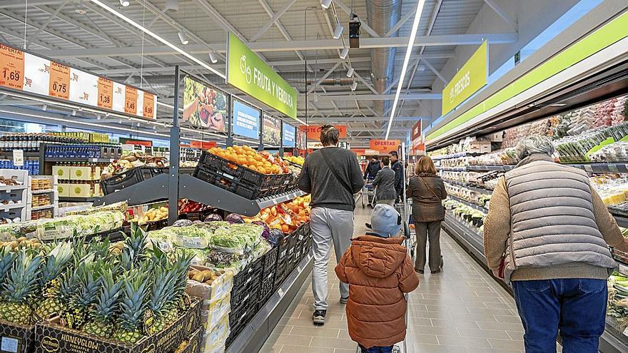 Varias personas realizan compras en un supermercado. | FOTO: E.P.