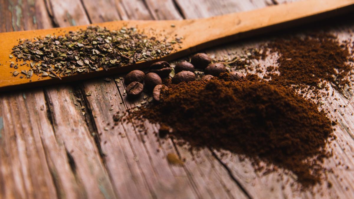 Café molido y especias sobre una superficie de madera