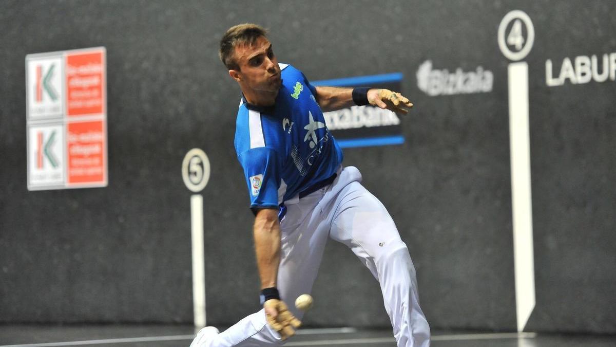 Jon Ander Peña, en un partido en el frontón Bizkaia.