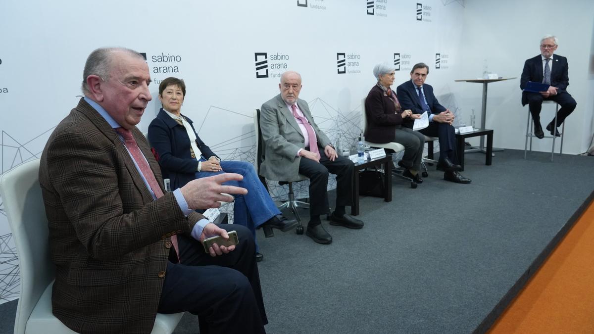 Josu Ortuondo, Mari Karmen Garmendia, Juan Ramón Guevara, Pilar García de Salazar y Jon Azua, con el periodista Jon Goikolea como moderador.