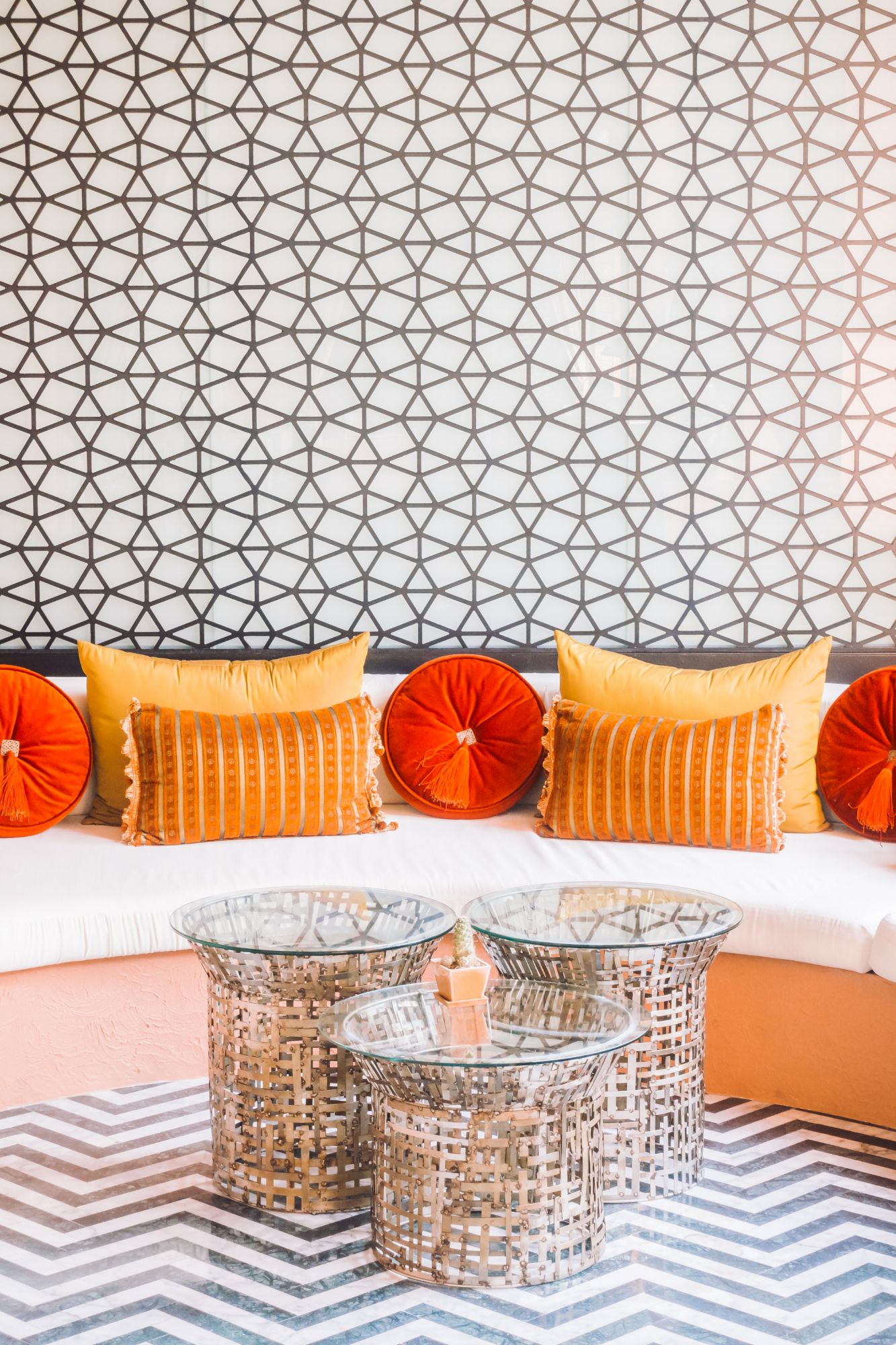 Paredes, muebles y complementos lucen distintos estampados.