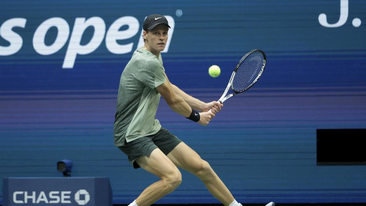 Jannik Sinner fulmina a Novak Djokovic y conquista Shanghái