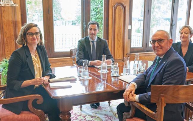 Imanol Pradales, durante su encuentro en Ajuria Enea con Elixabete Etxanobe, Ramiro González y Eider Mendoza.