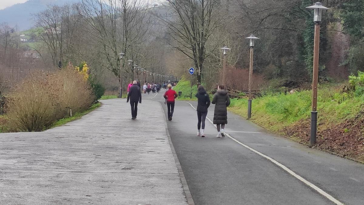 El hábito de caminar está muy extendido en Azpeitia y su entorno gracias a espacios como el antiguo recorrido del tren del Urola.