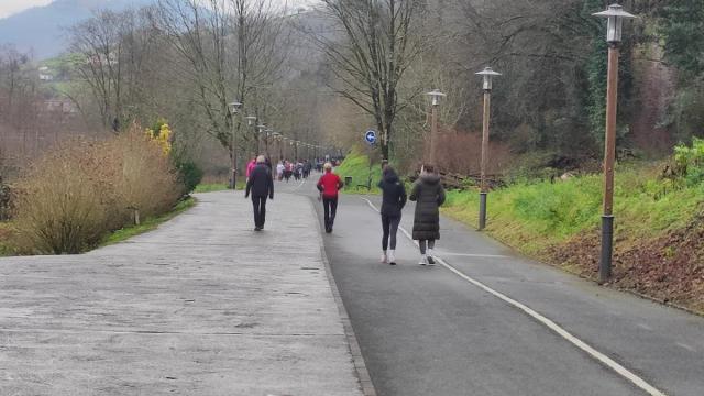 El hábito de caminar está muy extendido en Azpeitia y su entorno gracias a espacios como el antiguo recorrido del tren del Urola.