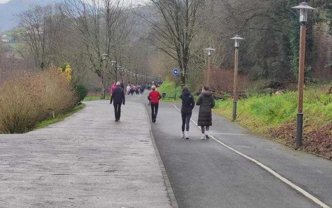 El hábito de caminar está muy extendido en Azpeitia y su entorno gracias a espacios como el antiguo recorrido del tren del Urola.